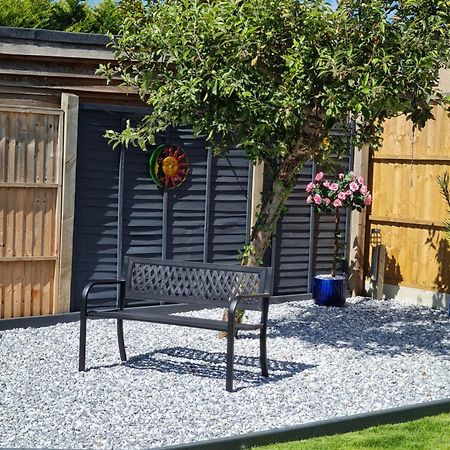 A Bright And Spacious Gem Staines-upon-Thames Exterior photo