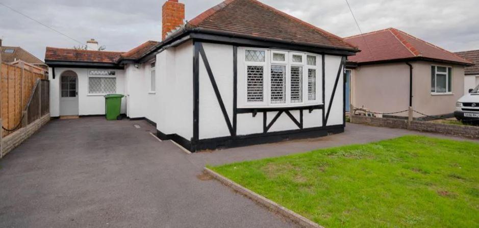 A Bright And Spacious Gem Staines-upon-Thames Exterior photo