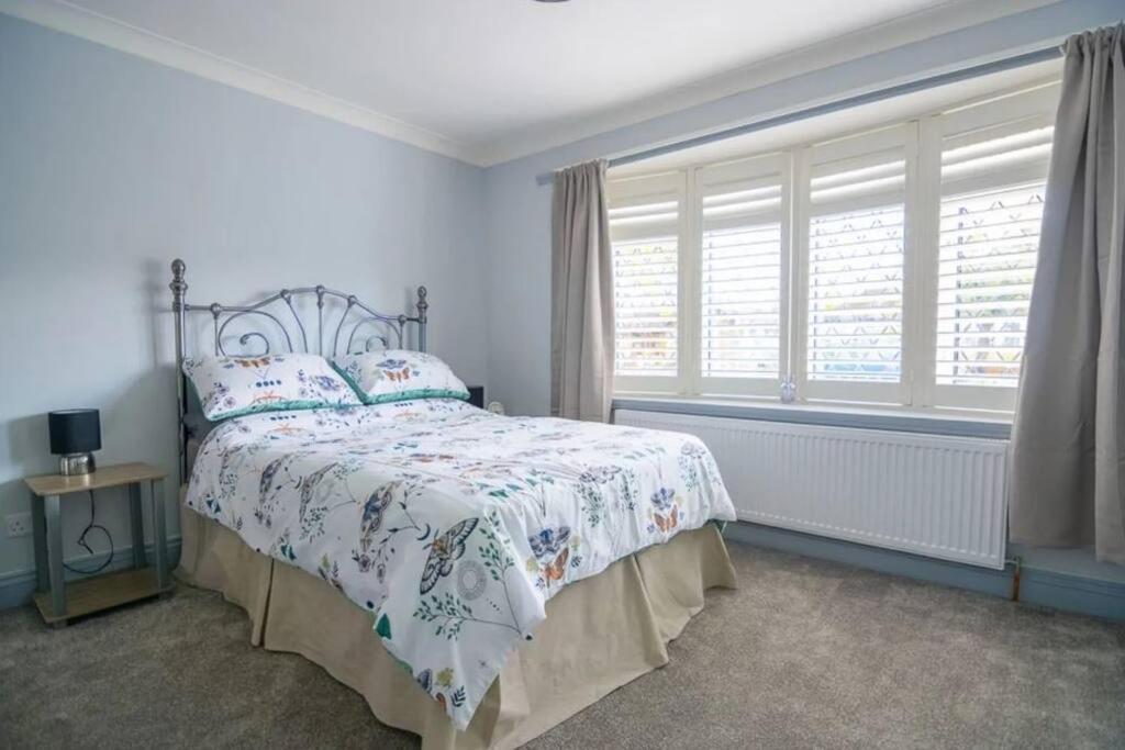 A Bright And Spacious Gem Staines-upon-Thames Exterior photo