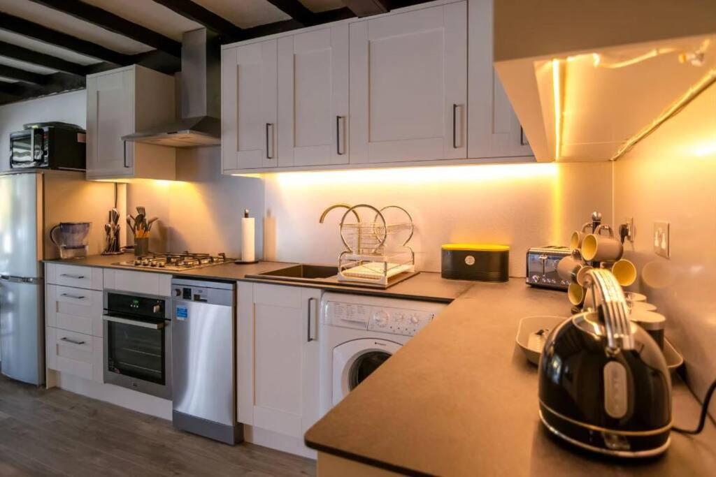 A Bright And Spacious Gem Staines-upon-Thames Exterior photo