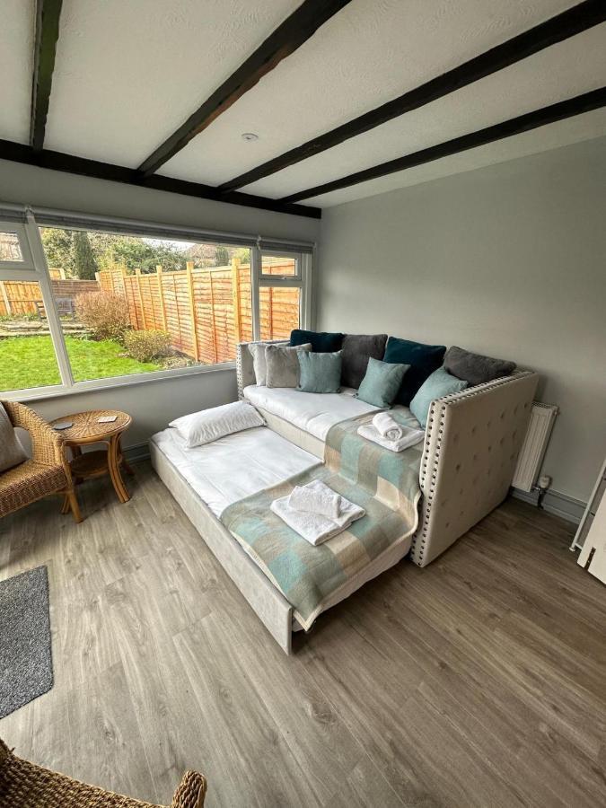 A Bright And Spacious Gem Staines-upon-Thames Exterior photo