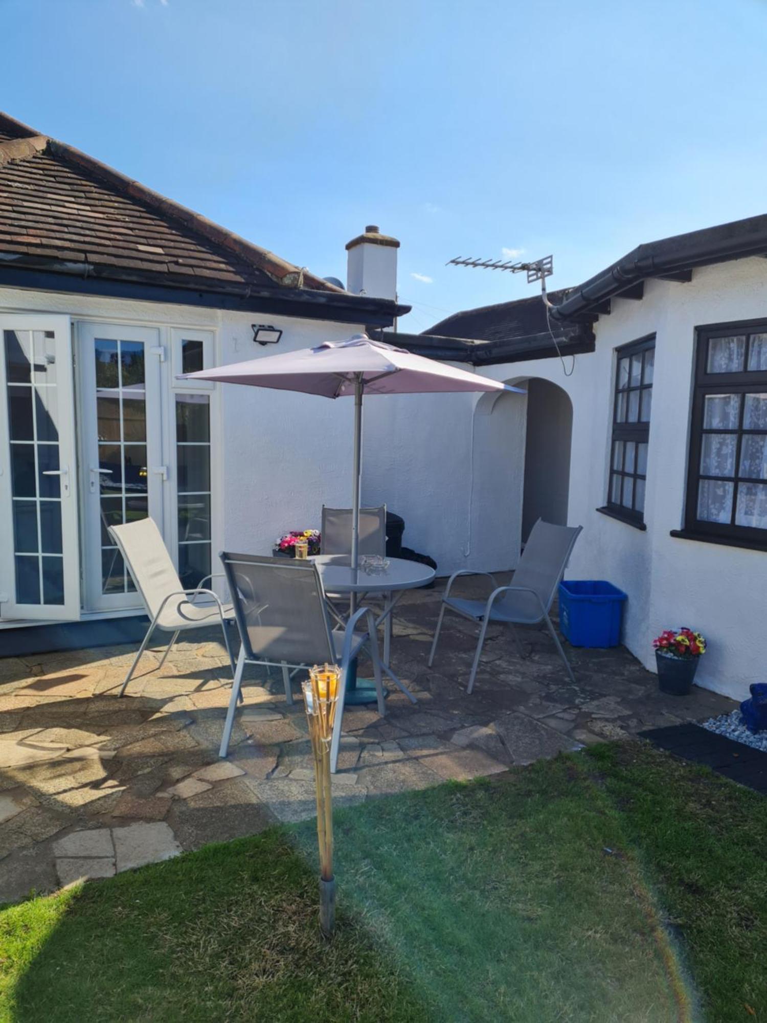 A Bright And Spacious Gem Staines-upon-Thames Exterior photo